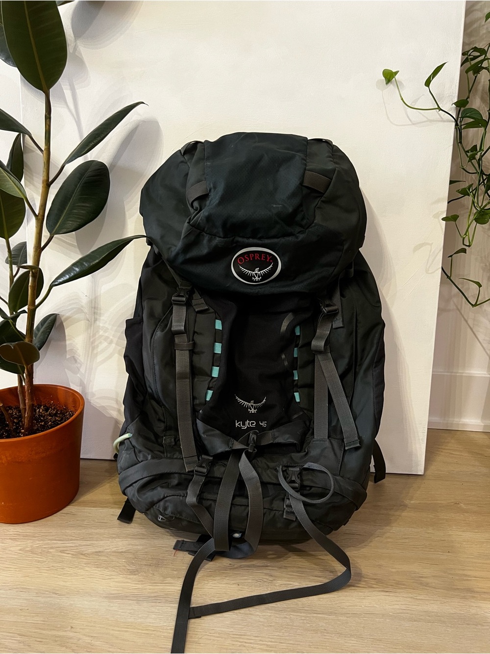 OSPREY Dark Gray Hiking Backpack with Turquoise Accents